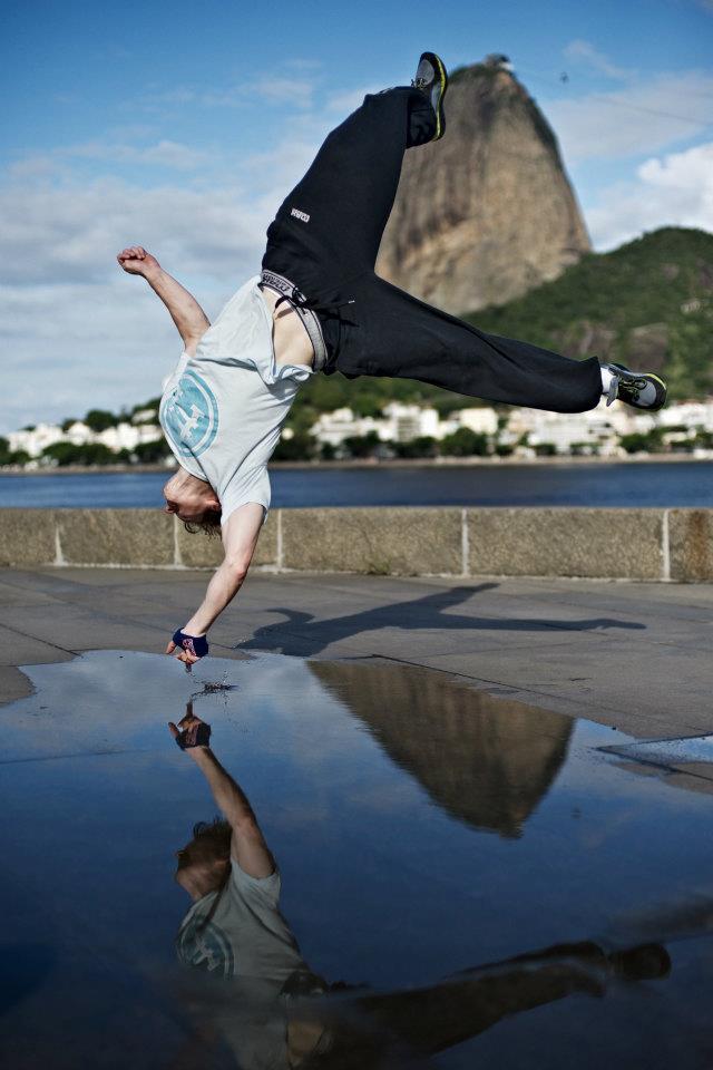 582060_433472773363778_2052645129_n