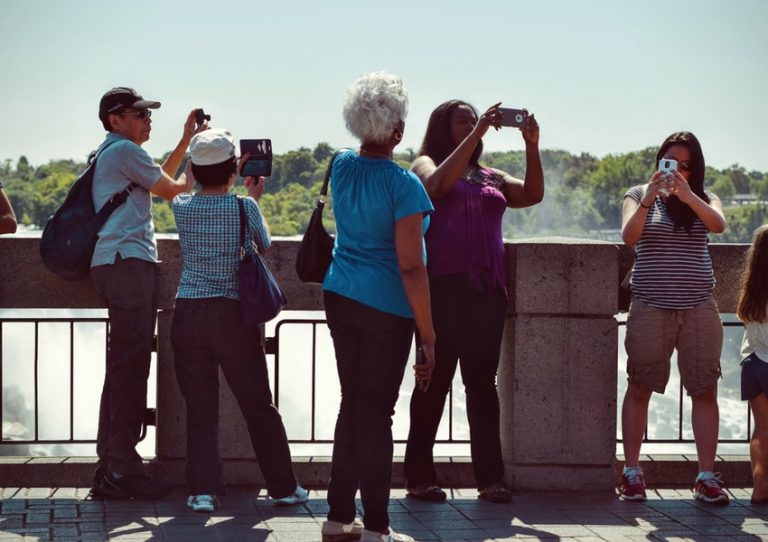 impakter-social-media-phones