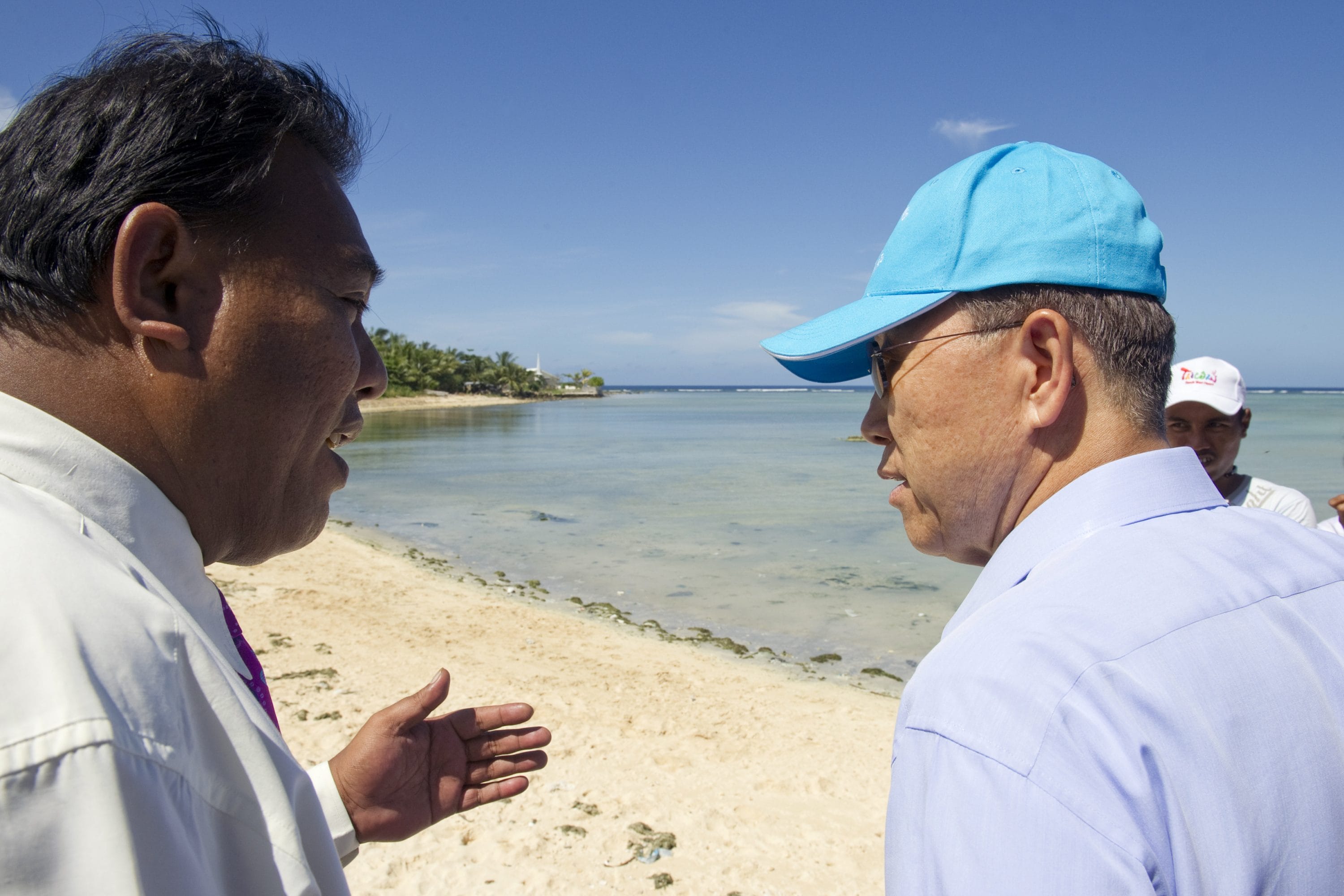 Secretary-General watch high tide in Bairiki.