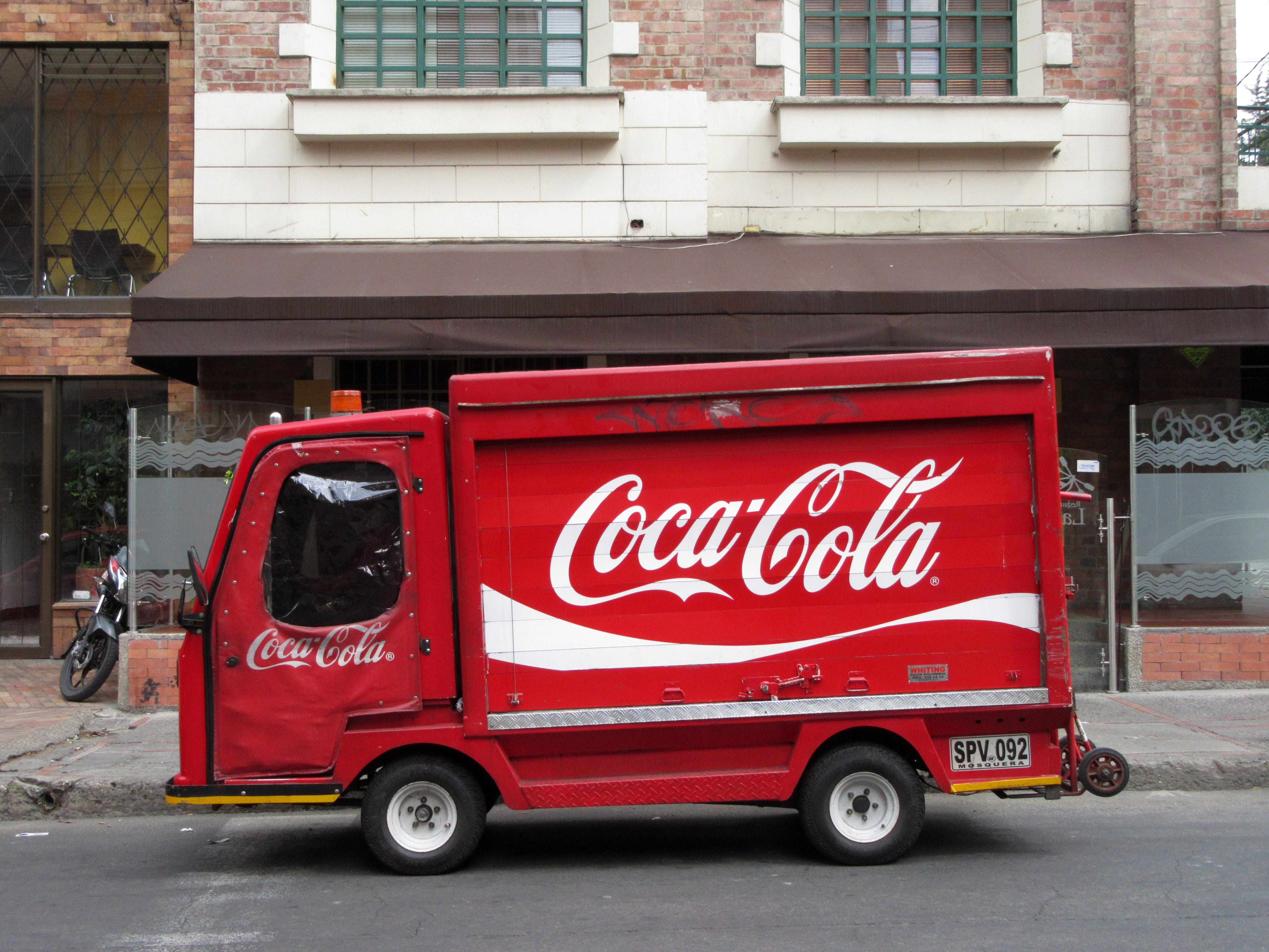 Bogota_Camión_Coca-Cola_cr_8_cl_66_Chapinero_Norte