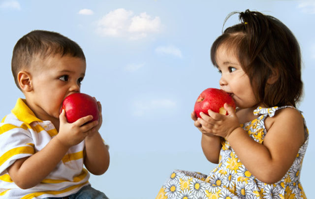 latino-children-eating-apples