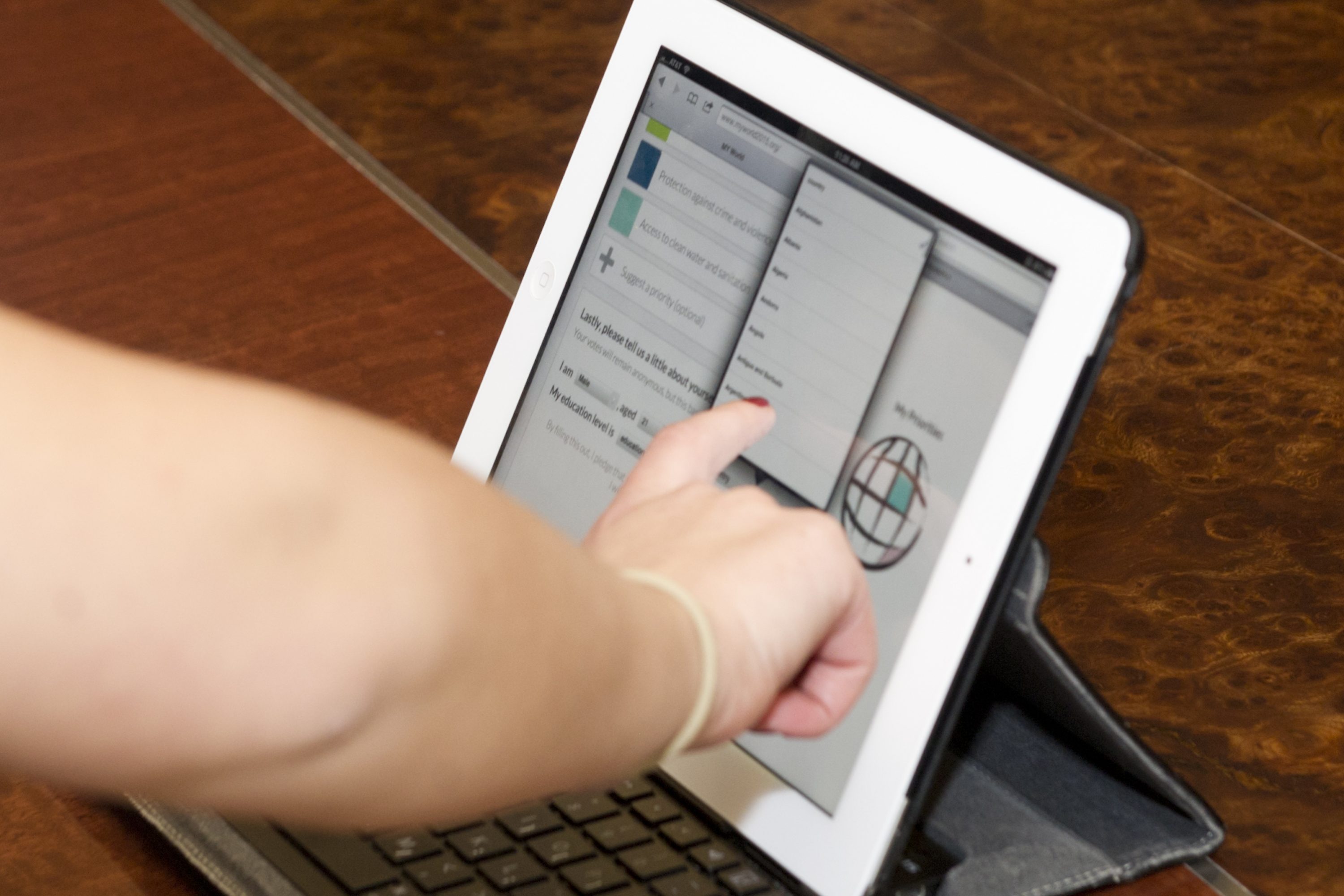 Secretary-General Ban Ki-moon meets MY World Volunteers.