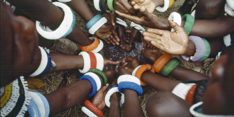 un photo-hands-ndebele tribe-africa