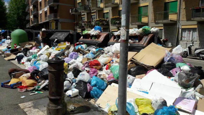 Garbage photo published on Roma fa Schifo