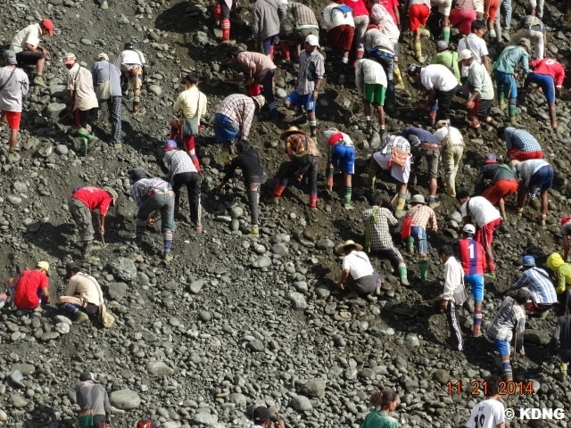 KDNG - Jade pickers working in Hpakant