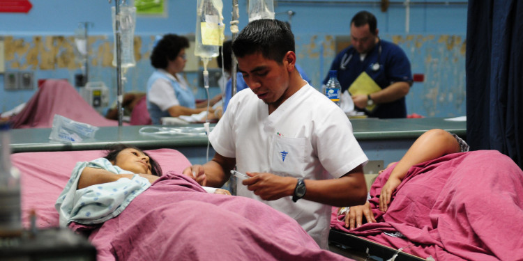 A male nurse attends a patient at the emergency room in the San Juan de Dios public hospital, in Guatemala City. Photo: Maria Fleischmann / World Bank