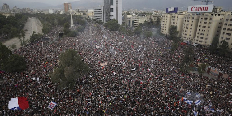 La grande manifestazione di protesta a Santiago del Cile, il 25 ottobre 2019 (AP Photo/Rodrigo Abd)