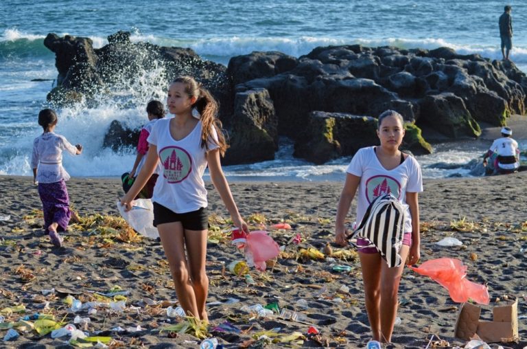 Teenage founders of ByeBye Plastic Bags