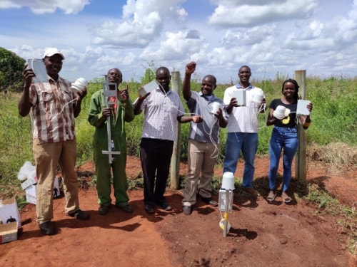 Installation of cheap, recyclable IoT rain gauges prototypes conceived by Manobi Africa and Viveris to reduce basis risk, insurance premiums and interest rates on smallholder credit. Photo: P.C.S. Traore (ICRISAT/Manobi Africa)