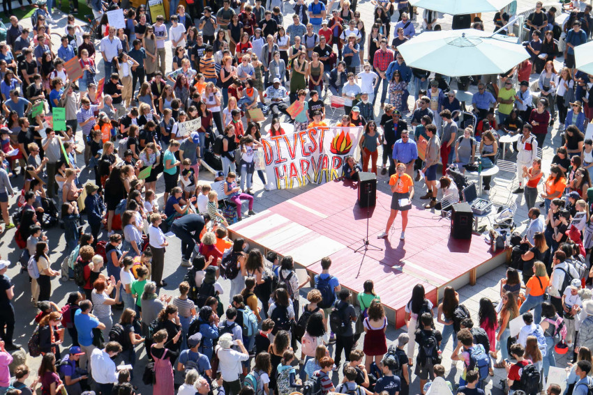 Protests at Harvard to asking for fossil fuel divestment