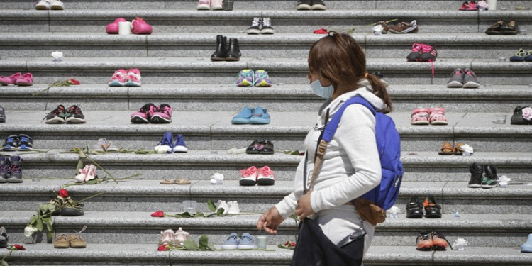 Children's shoes are placed on the staircase outside Vancouver Art Gallery during a memorial event for the 215 children whose remains have been found buried at a former Kamloops residential school in Vancouver, British Columbia, Canada, May 29, 2021.(Photo: Xinhua)