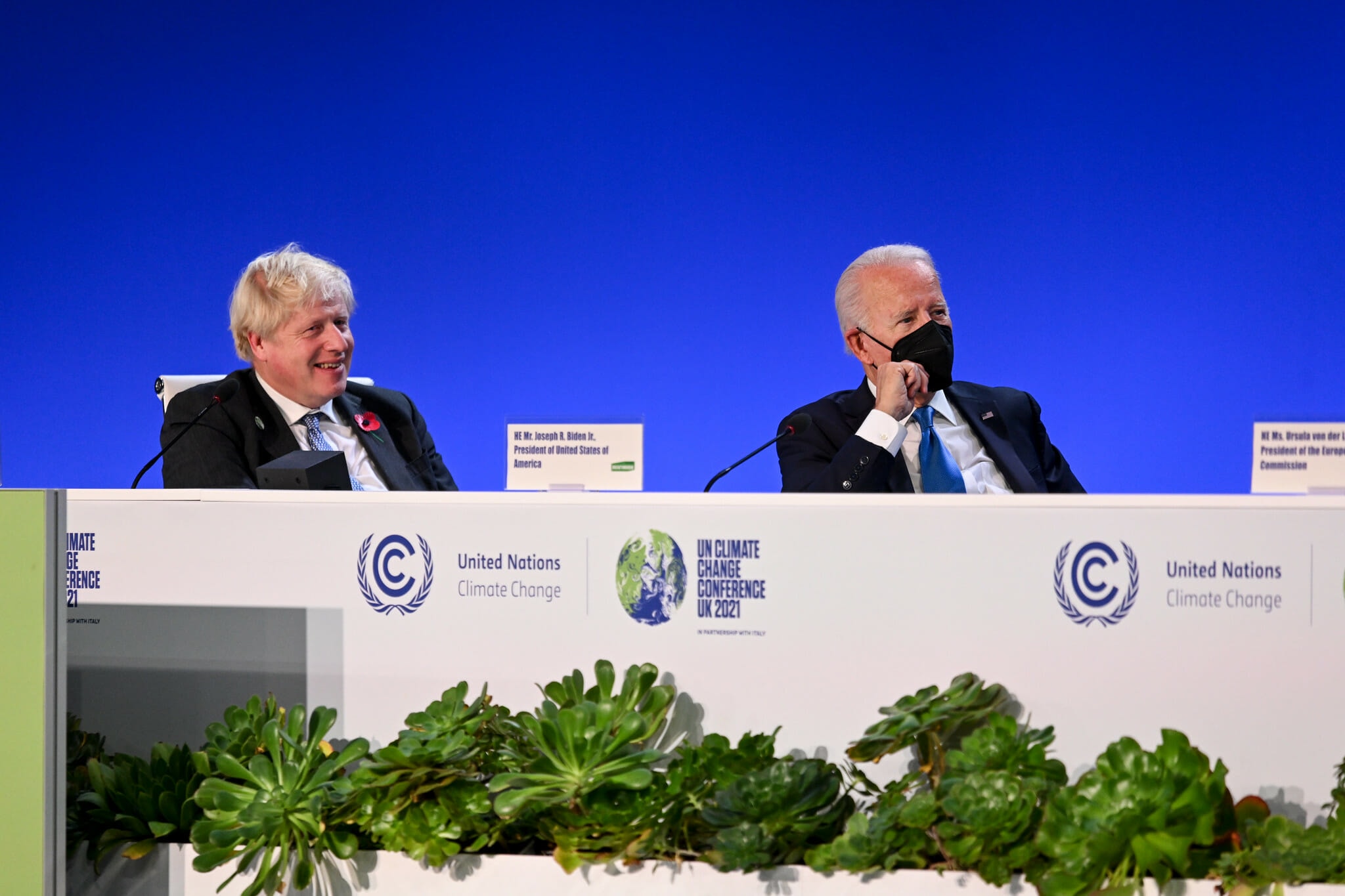 Two men talking at COP26