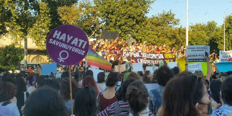feminists protesting in Turkey against gender-based violence