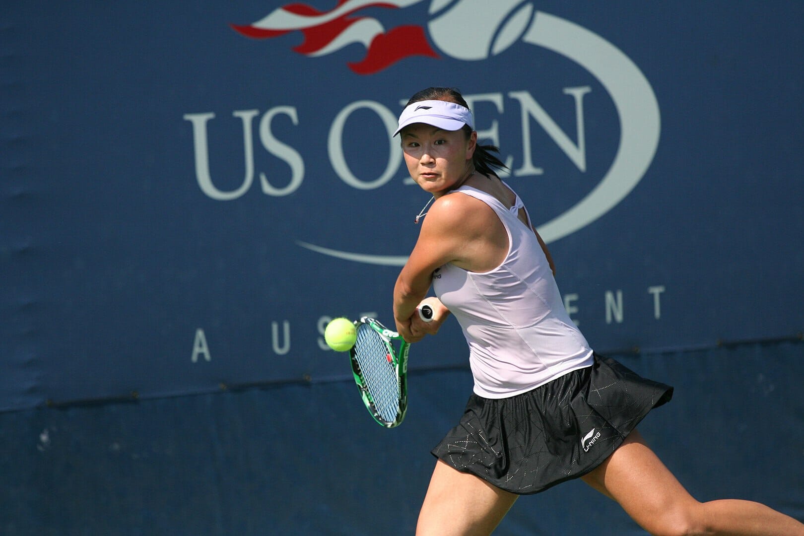 woman playing tennis