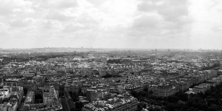 Ignored Photographer Freezes to Death on Busy Paris Street