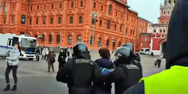 Ukraine War: A Brave Act of Dissent by a Russian Journalist