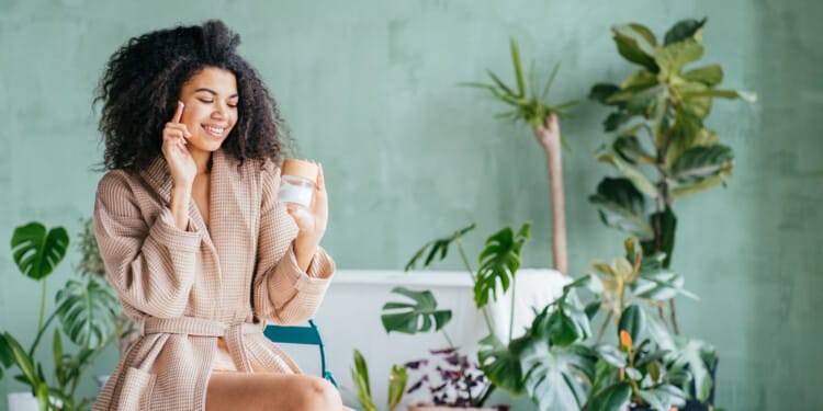 The Ultimate Beauty Guide to “Slugging”