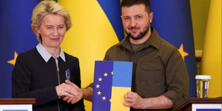 In the Featured Photo: Ukrainian President Volodymyr Zelensky meets with European Commission Chief Ursula von der Leyen to discuss possible EU candidate status in April 2022. Two months later, candidate status has been granted. Featured Photo Credit: Flickr.
