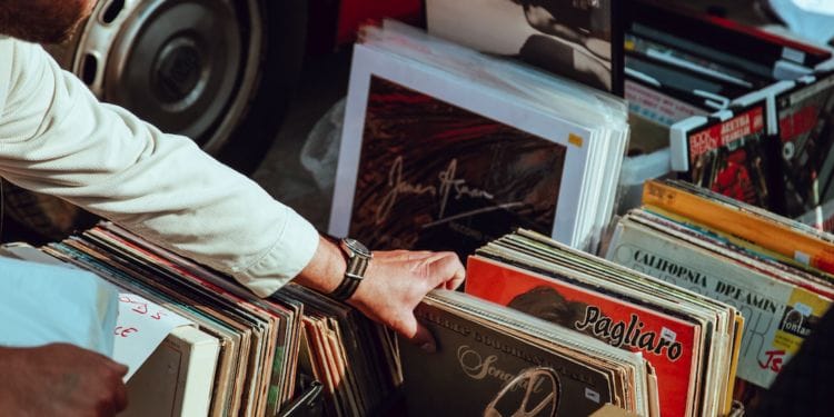 The Pros and Cons of Vintage Shopping