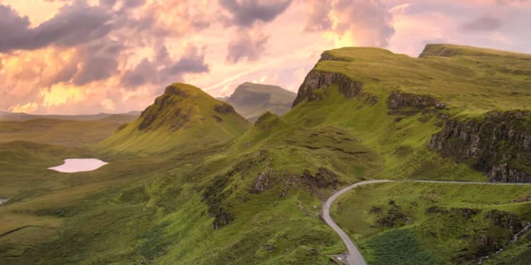A mountain road, resembling the path towards sustainability that Europe followed in 2022