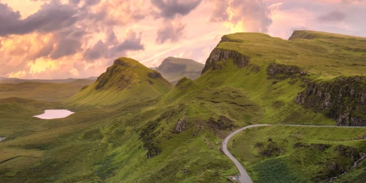 A mountain road, resembling the path towards sustainability that Europe followed in 2022