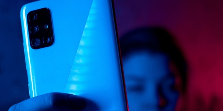 women mobile devices