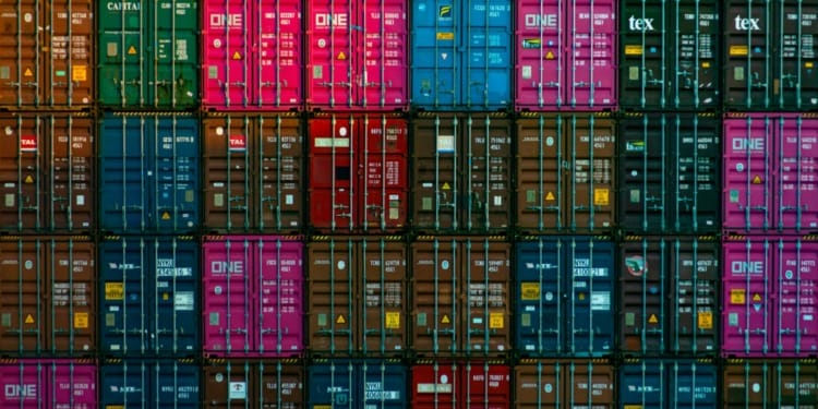 Trump reintroduces tariffs, creating economic uncertainty for the EU.