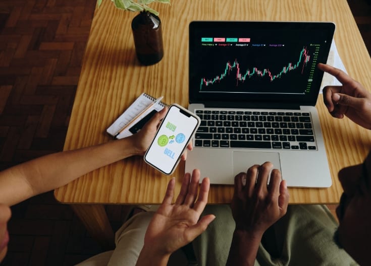 How Traders Use CFD Roll-Yield Mismatches Across Indexes to Harvest ‘Unrealized Skew’