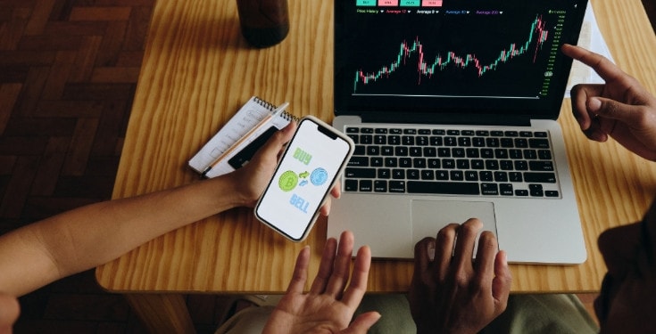 How Traders Use CFD Roll-Yield Mismatches Across Indexes to Harvest ‘Unrealized Skew’