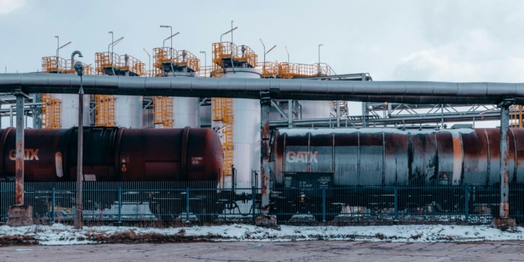 ESG news regarding EU to cut Russian oil and gas by 2027, social media tops TV for US news, Basel sets voluntary climate risk rules for banks, SBTi drafts net-zero rules for automotive sector