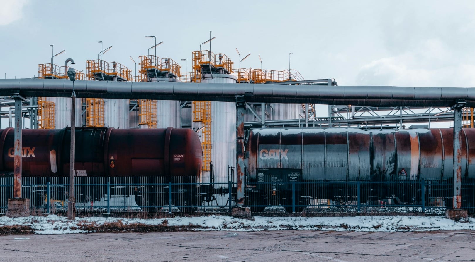 ESG news regarding EU to cut Russian oil and gas by 2027, social media tops TV for US news, Basel sets voluntary climate risk rules for banks, SBTi drafts net-zero rules for automotive sector