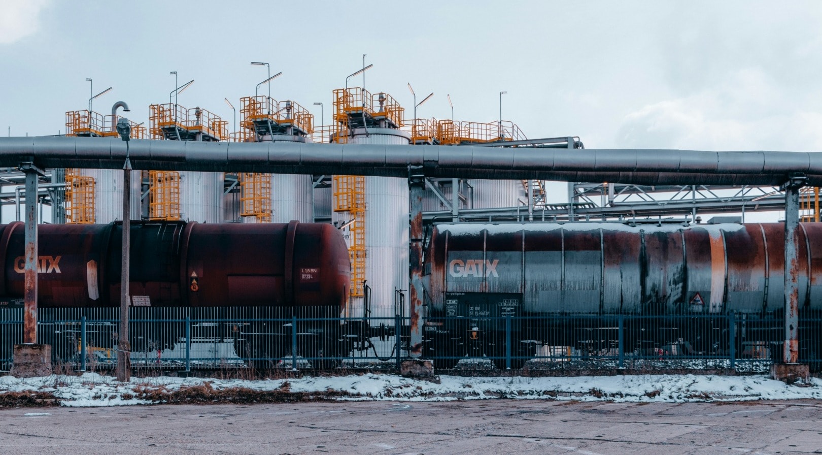 ESG news regarding EU to cut Russian oil and gas by 2027, social media tops TV for US news, Basel sets voluntary climate risk rules for banks, SBTi drafts net-zero rules for automotive sector