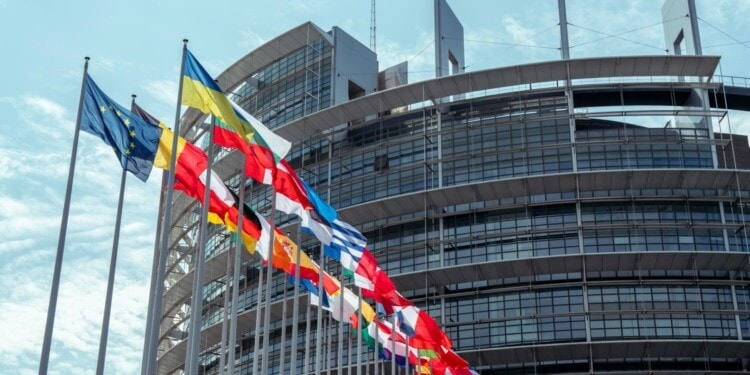 ESG news regarding EU to miss UN deadline, European Commission’s proposed Israel trade suspension, India’s declining CO2 emissions, and Suma Capital’s €210 million investment in European decarbonization