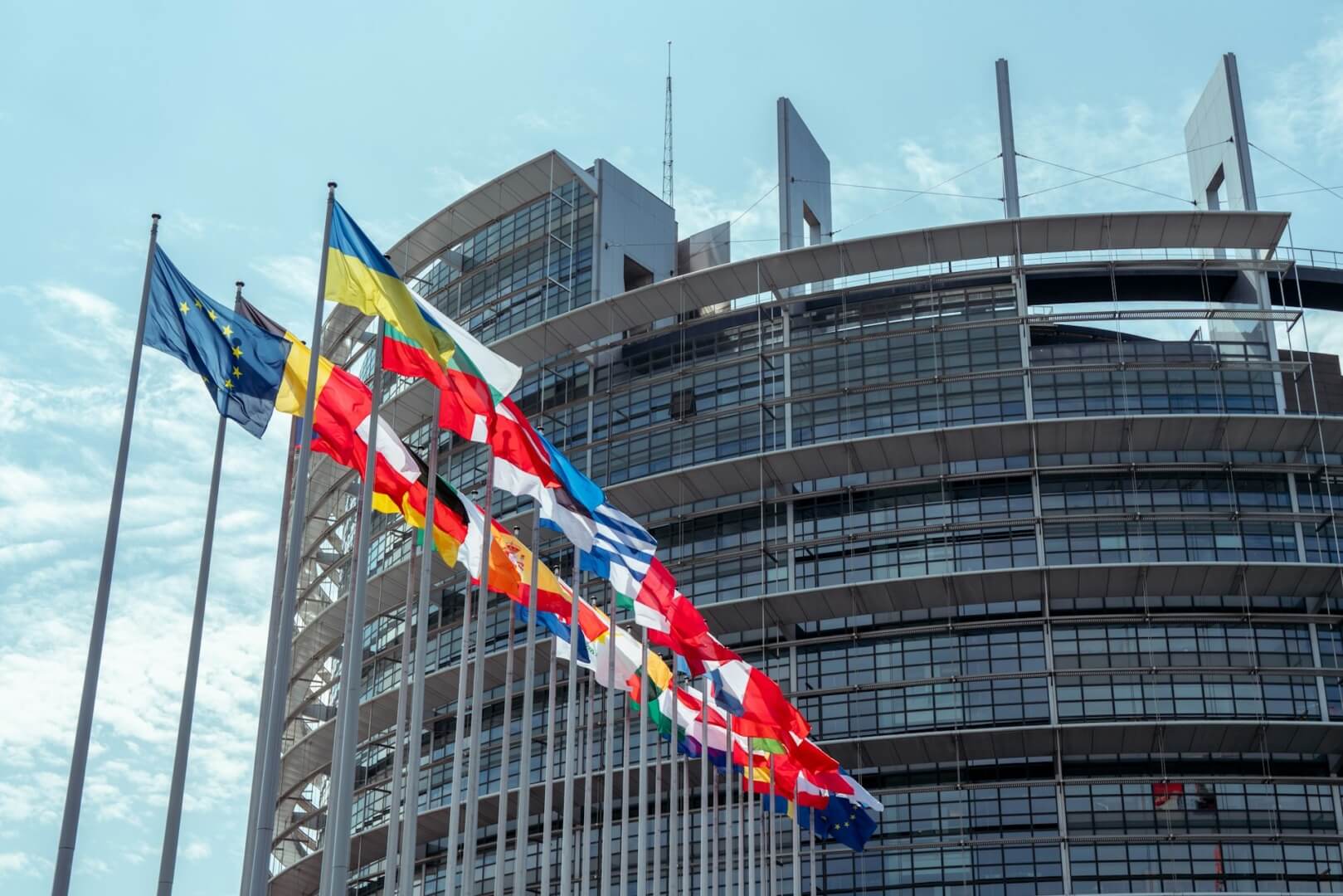 ESG news regarding EU to miss UN deadline, European Commission’s proposed Israel trade suspension, India’s declining CO2 emissions, and Suma Capital’s €210 million investment in European decarbonization