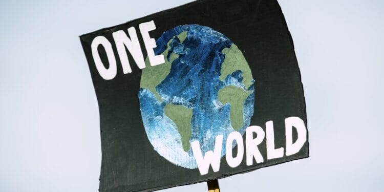 ESG News regarding António Guterres speaking at a climate summit podium, highlighting a 1.5°C overshoot warning., Nissan and BYD logos symbolizing an EU fleet CO₂ pooling agreement for 2025, Exxon logo overlaid on California State Capitol, indicating a legal challenge to climate disclosure laws. Boy washing hands at an outdoor tap, illustrating Europe’s water stress and efficiency challenges.