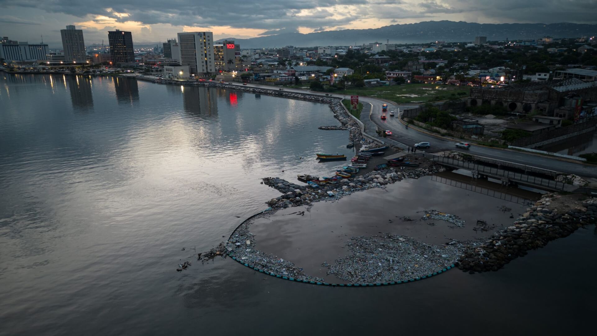 Plastic pollution coral reefs