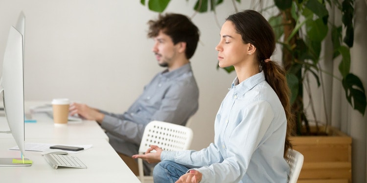 Corporate Wellness: woman taking care of herself in a quick 5min break
