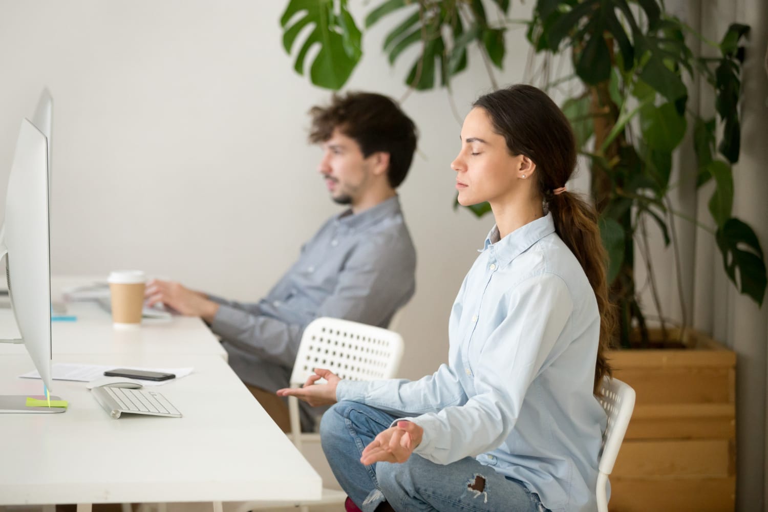 Corporate Wellness: woman taking care of herself in a quick 5min break