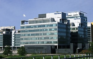 ESG News regarding the UK unemployment rate rising to a four-year high, oil prices drop below $60 amid Russia-Ukraine peace talks, water and wheat supplies crisis in Iraq, and Neste pushes back its climate targets