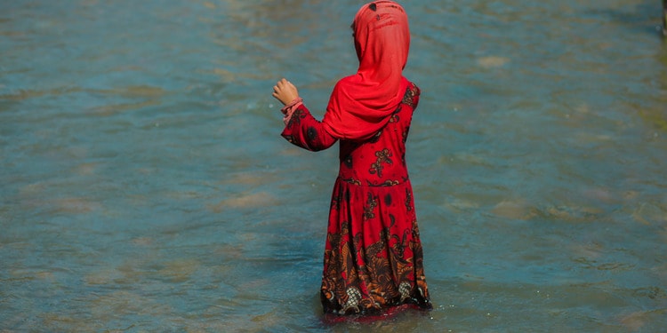 A girl plays in the river in Bai Saad district, Yemen, March 5, 2023. Photo Credit: © UNFPA Yemen / Sadam Alolofy.
