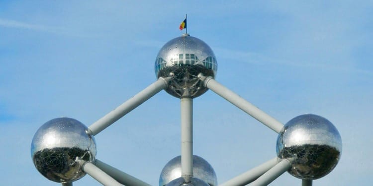 ESG news covering EFRAG's new ESRS Knowledge Hub, Bank of England's private equity climate stress test, Singapore's green-power data centre rules, and Amazon's climate dispute with rivals.