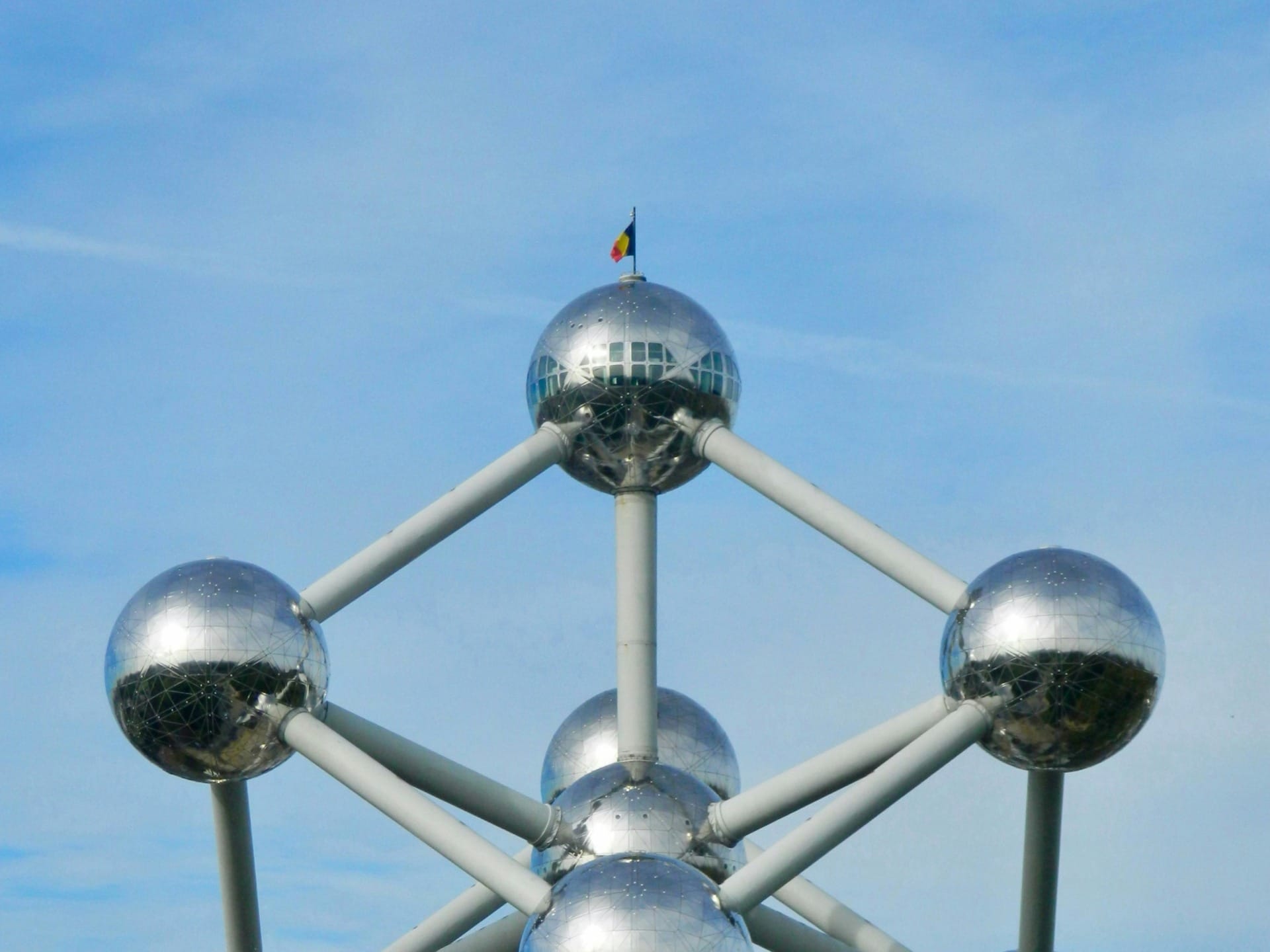 ESG news covering EFRAG's new ESRS Knowledge Hub, Bank of England's private equity climate stress test, Singapore's green-power data centre rules, and Amazon's climate dispute with rivals.