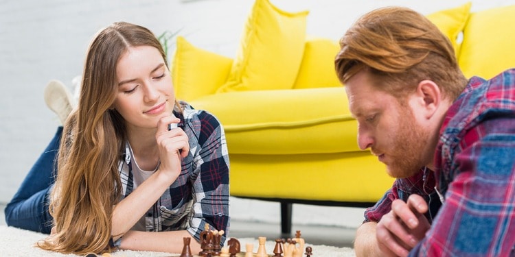 A woman and a man learn the ropes - Guide to Chess