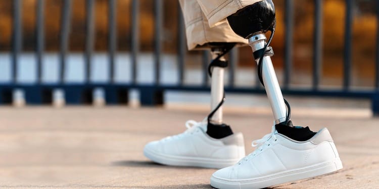 View of a walking man with prosthetic legs and white sneakers frimufilms