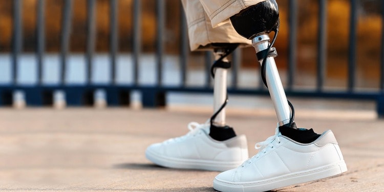 View of a walking man with prosthetic legs and white sneakers frimufilms