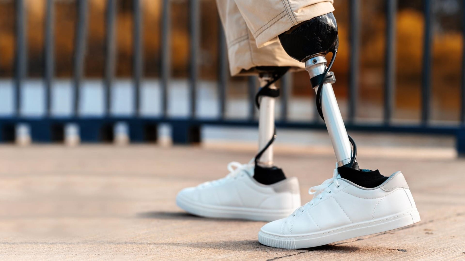 View of a walking man with prosthetic legs and white sneakers frimufilms