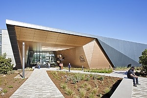 ESG News covering oil price surge amid Middle East conflict, Standard Chartered’s $1 billion sustainable finance milestone, California’s 2026 climate disclosure deadline, and the EU’s “Made in Europe” battery strategy