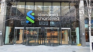 ESG News covering oil price surge amid Middle East conflict, Standard Chartered’s $1 billion sustainable finance milestone, California’s 2026 climate disclosure deadline, and the EU’s “Made in Europe” battery strategy