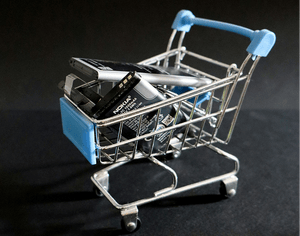 ESG News covering oil price surge amid Middle East conflict, Standard Chartered’s $1 billion sustainable finance milestone, California’s 2026 climate disclosure deadline, and the EU’s “Made in Europe” battery strategy